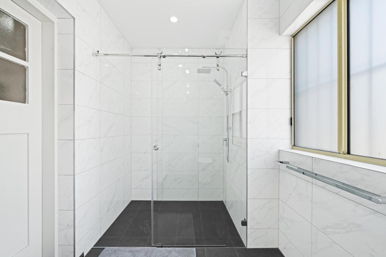 Burwood New 2 Bedroom 2 Bath Apt Free Parking シドニー エクステリア 写真